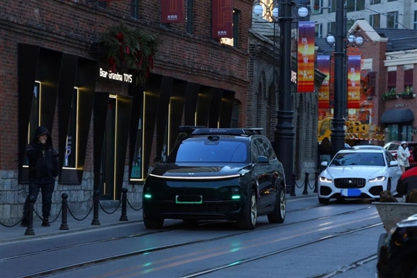 線上賭場：路上的車如果亮藍燈 離它遠點