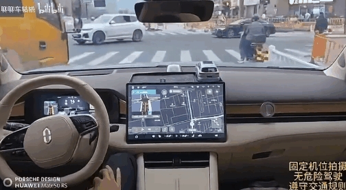 線上賭場：路上的車如果亮藍燈 離它遠點