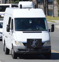 線上賭場：路上的車如果亮藍燈 離它遠點